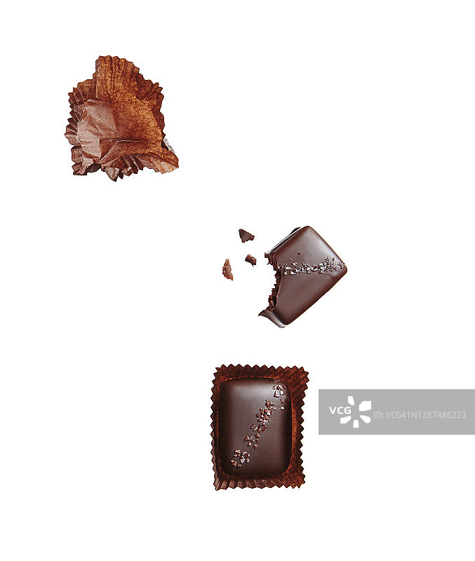 白色背景上的巧克力糖果图片素材