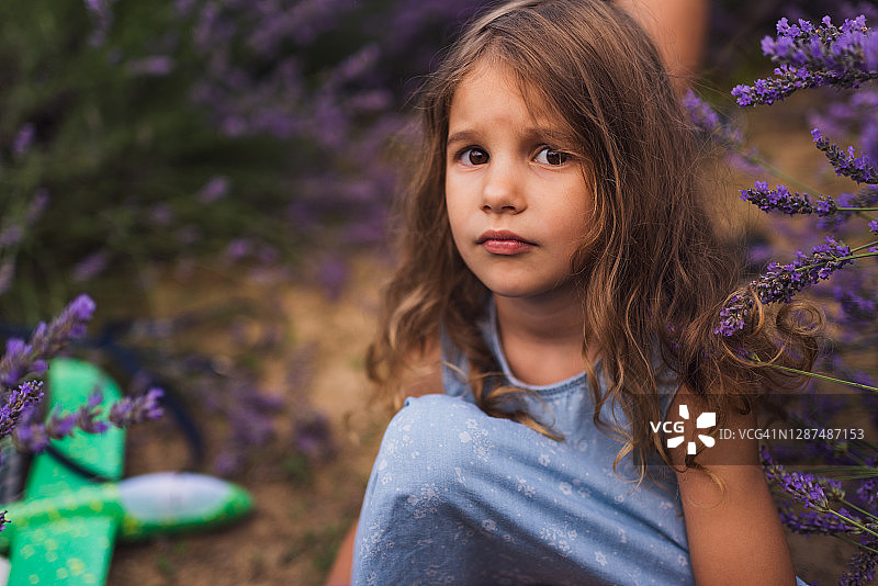 薰衣草田里的悲伤儿童图片素材