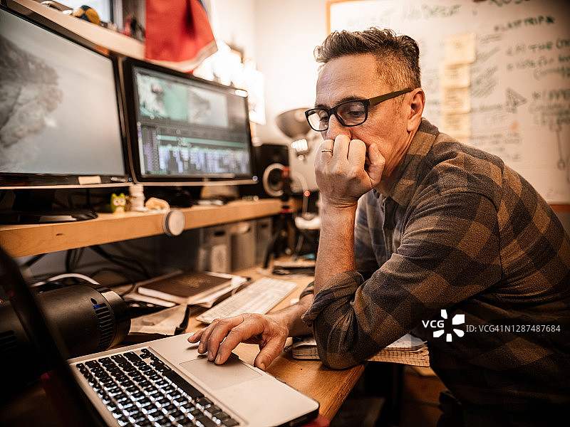 男视频编辑在家工作图片素材