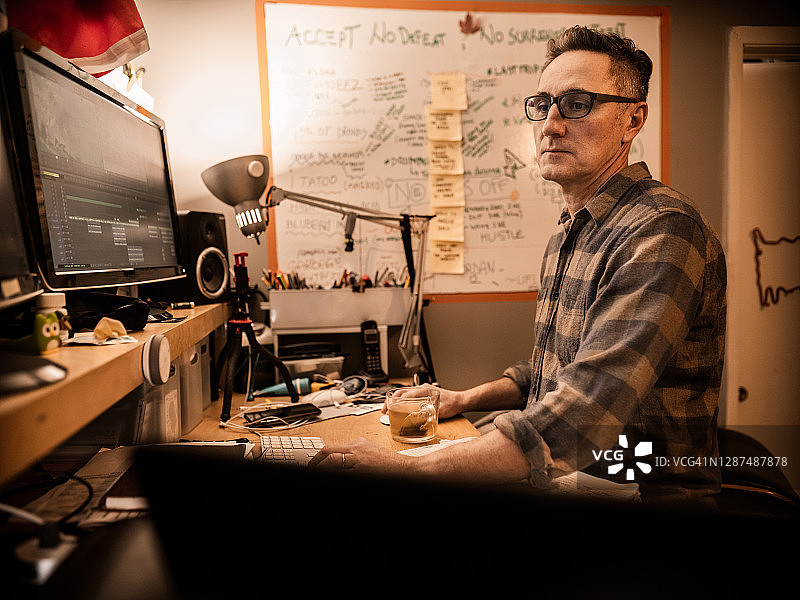 男视频编辑在家工作图片素材