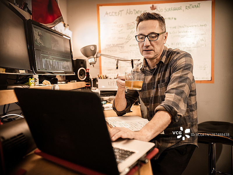 男视频编辑在家工作图片素材