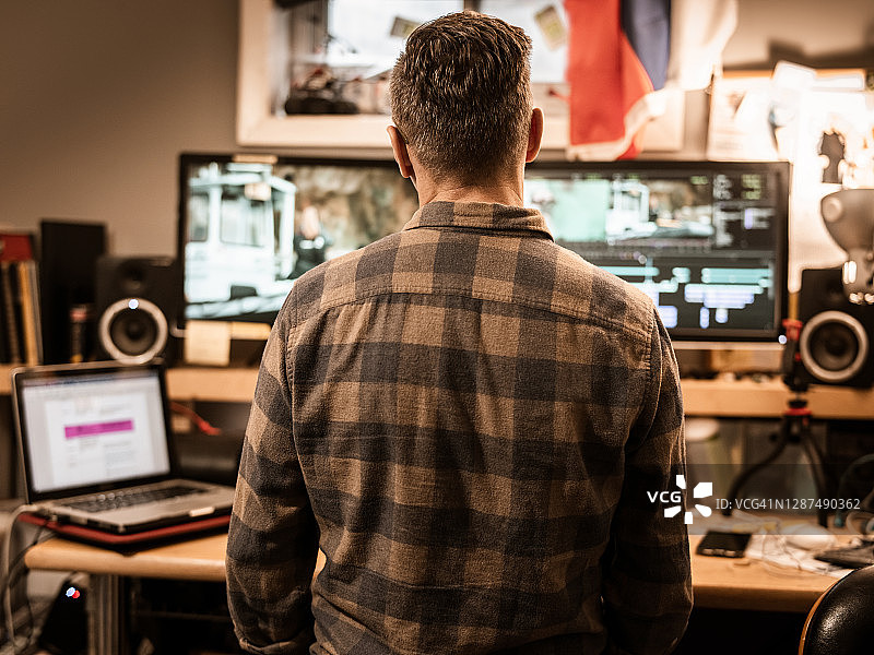 男视频编辑在家工作图片素材