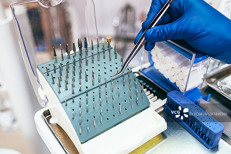 女人去看牙医做牙齿检查图片素材