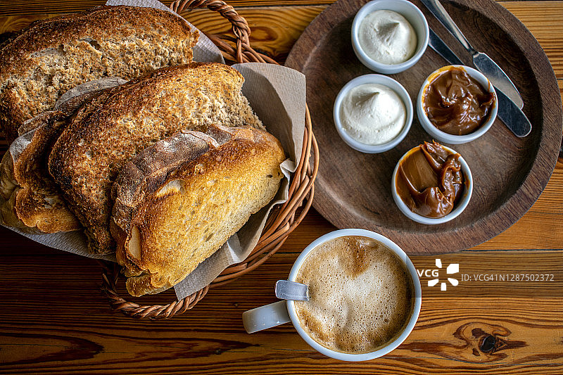 咖啡搭配牛奶、乡村烤面包、焦糖牛奶和奶油干酪图片素材