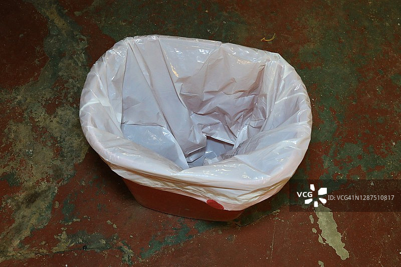 废纸垃圾桶图片素材