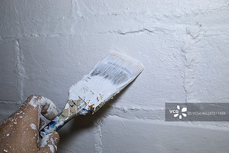 在DIY项目上用刷子涂漆图片素材