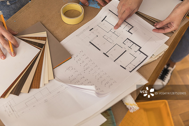 查看公寓蓝图，制定装修计划图片素材