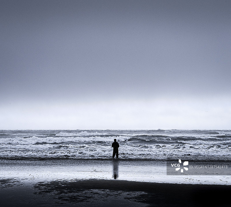 渔夫和波涛汹涌的太平洋图片素材