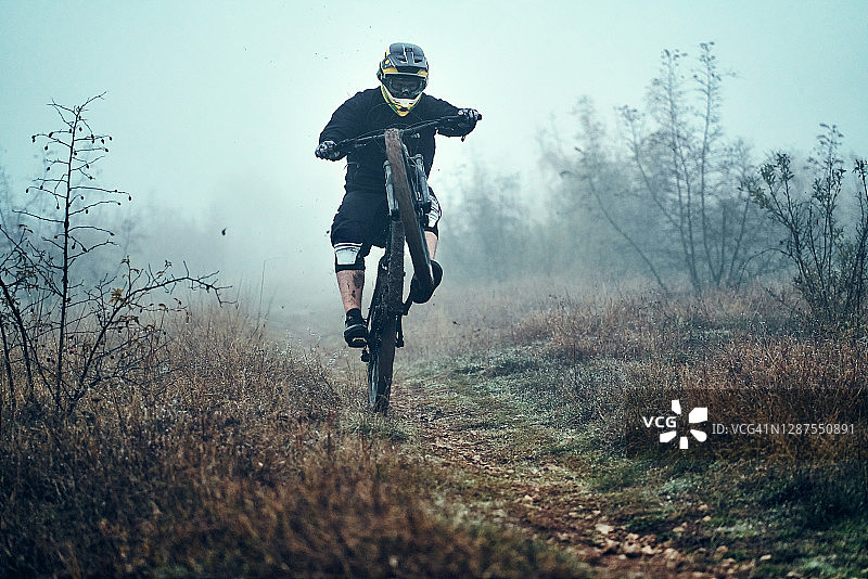 骑自行车下坡图片素材