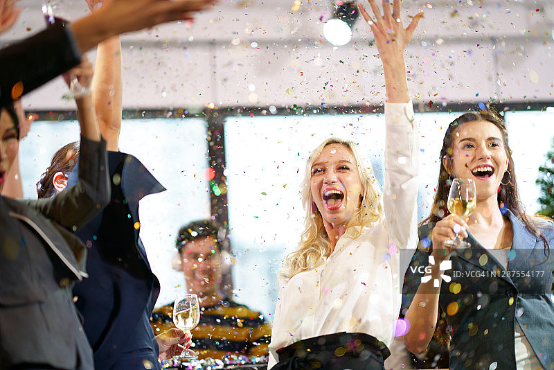 同事们一起庆祝聚会图片素材