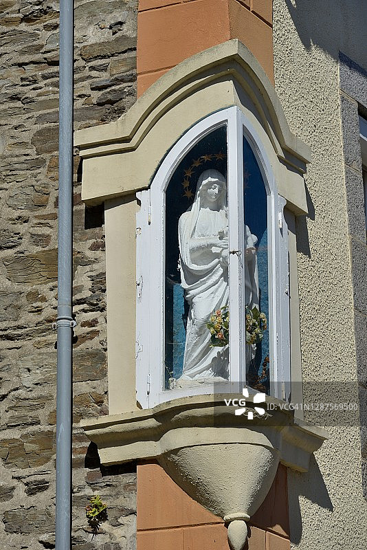康卡勒：面向大海的房屋上的圣母小雕像图片素材