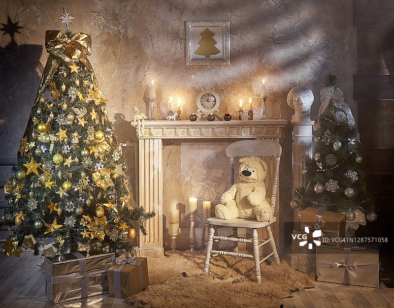 温馨的复古风格家居装饰：带照明蜡烛的经典控制台、装饰的圣诞树、礼物图片素材