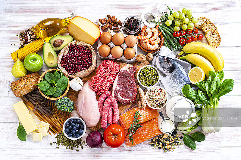 食物背景：俯视拍摄的摆满各种食物的餐桌图片素材