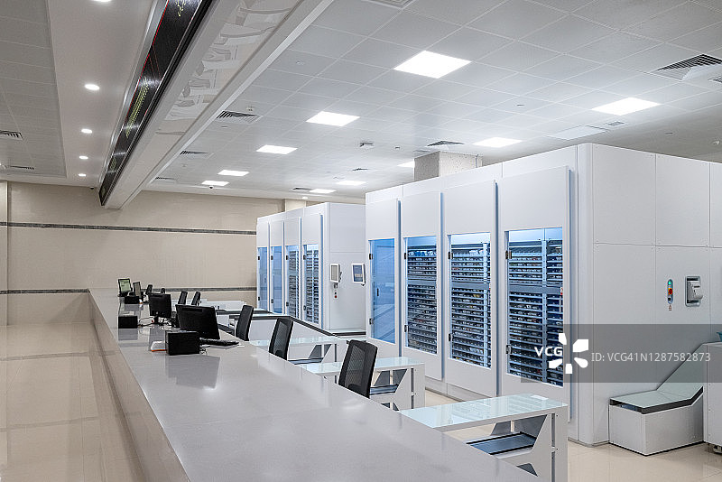 现代医院自动药房仓库柜台图片素材