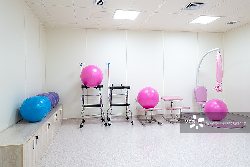 医院产房内的孕妇健身球图片素材
