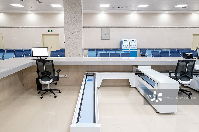 自动化药房配送间的传送带图片素材