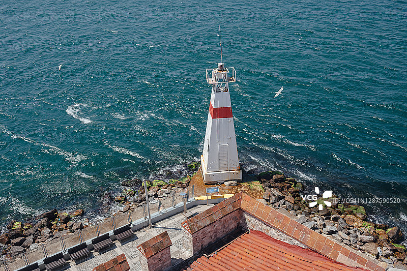 海天一色背景下的灯塔与海鸥俯视图图片素材