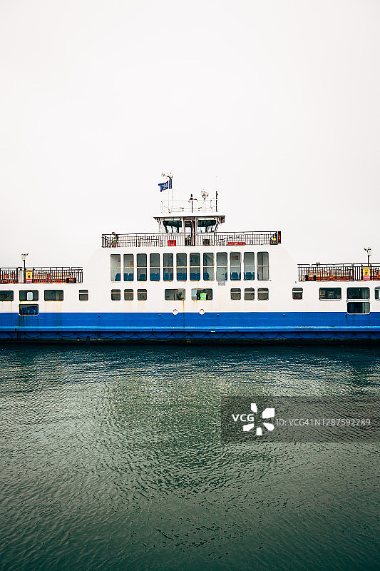 阴天平静水面上的链条渡轮图片素材