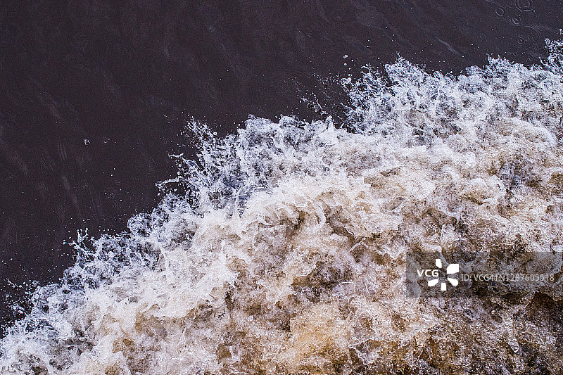 水中的船只轨迹图片素材