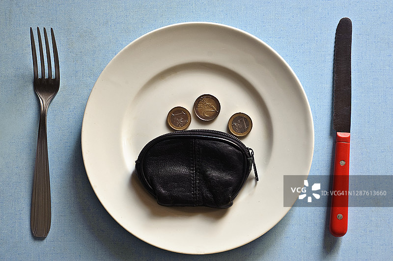 装有欧元硬币的钱包图片素材