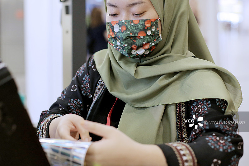 现代穆斯林妇女图片素材