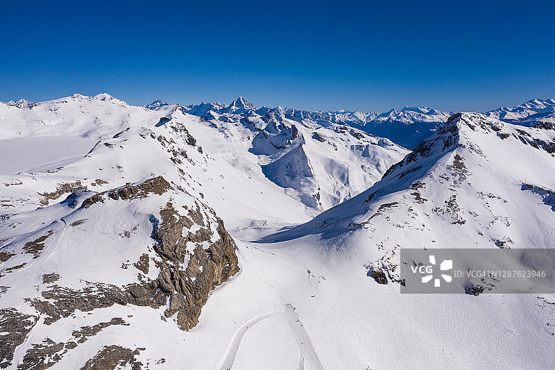 瑞士瓦莱州 Crans-Montana 度假胜地上方阿尔卑斯山的壮观航拍景色图片素材