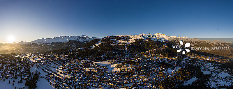 瑞士瓦莱州克兰-蒙塔纳滑雪胜地上空的日落全景图片素材