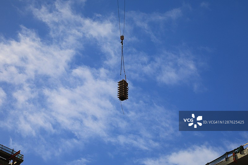 从建筑起重机上吊起的货物俯视图图片素材