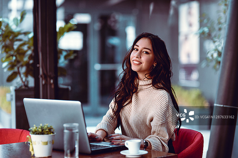 可爱女人上班族享受咖啡和水图片素材