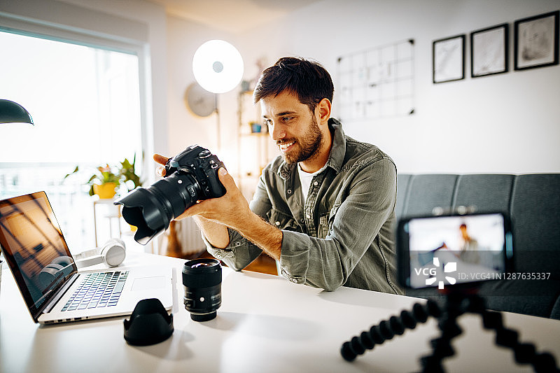 摄影师兼网红在家用最新相机录制视频图片素材