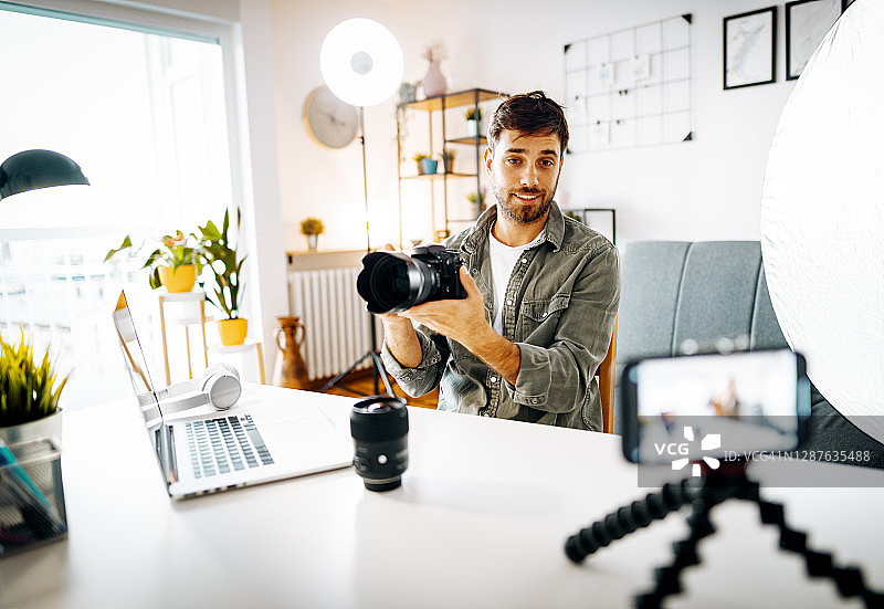 摄影师兼网红在家用最新相机录制视频图片素材