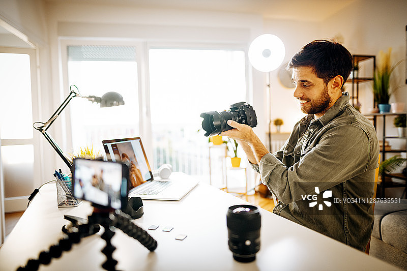 摄影师兼网红在家用最新相机录制视频图片素材