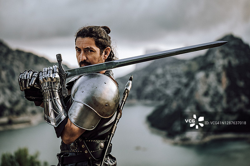 中世纪战士在壮丽海景前看向镜头的肖像图片素材