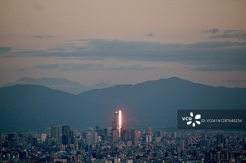 大阪Harukas大厦的COVID-19警告图片素材