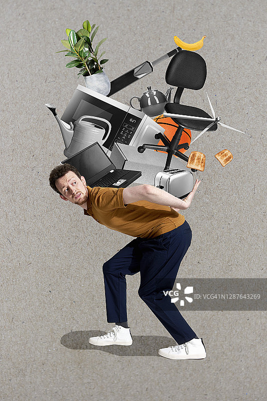 男人搬运家居用品图片素材