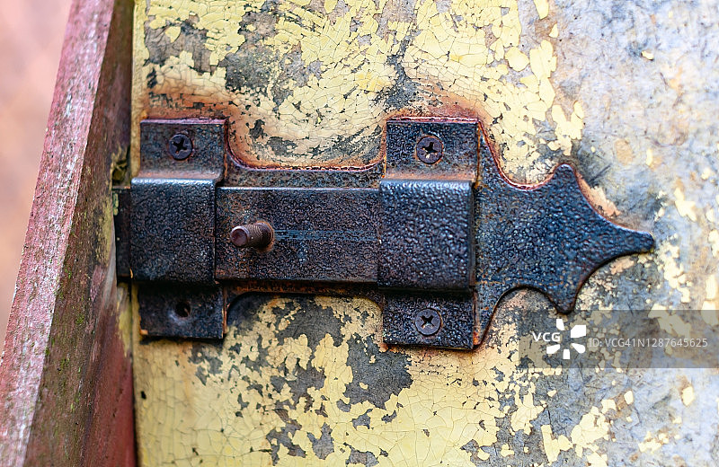 木门上的生锈铁螺栓特写照片图片素材