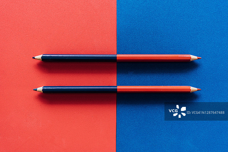 纸板上的蓝色和红色木制蜡笔。返校概念图片素材
