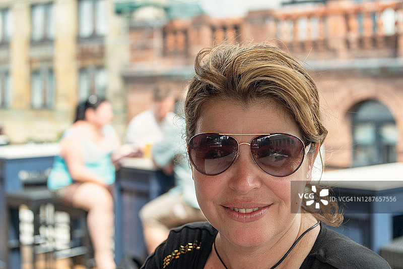 在加拿大蒙特利尔老城区游览的拉丁美洲女游客图片素材