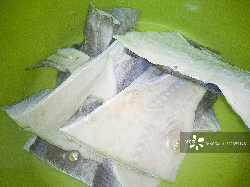 在大量水中给鳕鱼脱盐图片素材