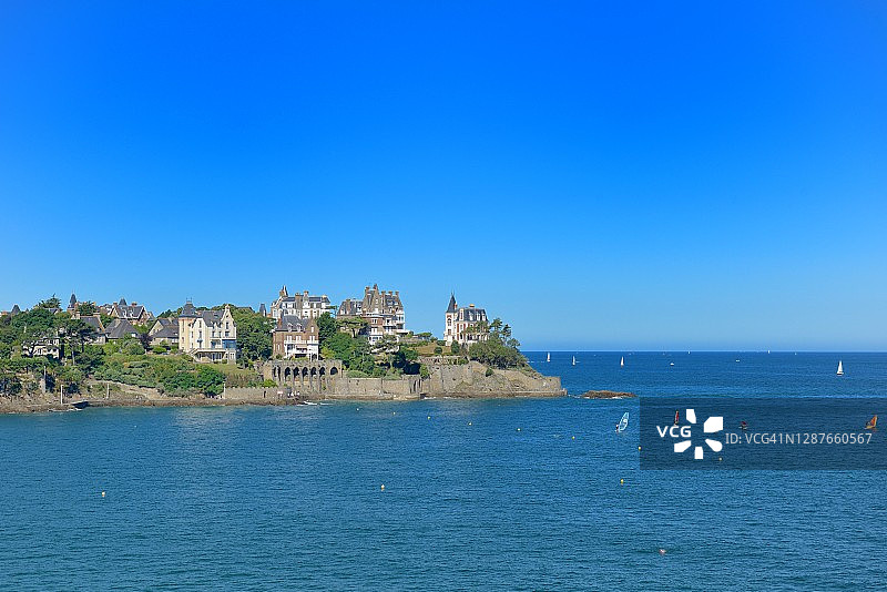 迪纳尔：古老的别墅和马卢因半岛图片素材