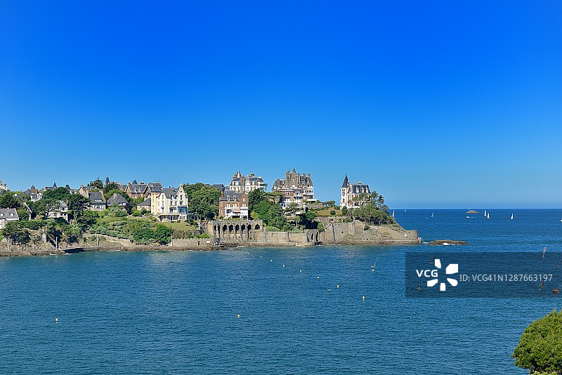 迪纳尔：古老的别墅和马卢因半岛图片素材