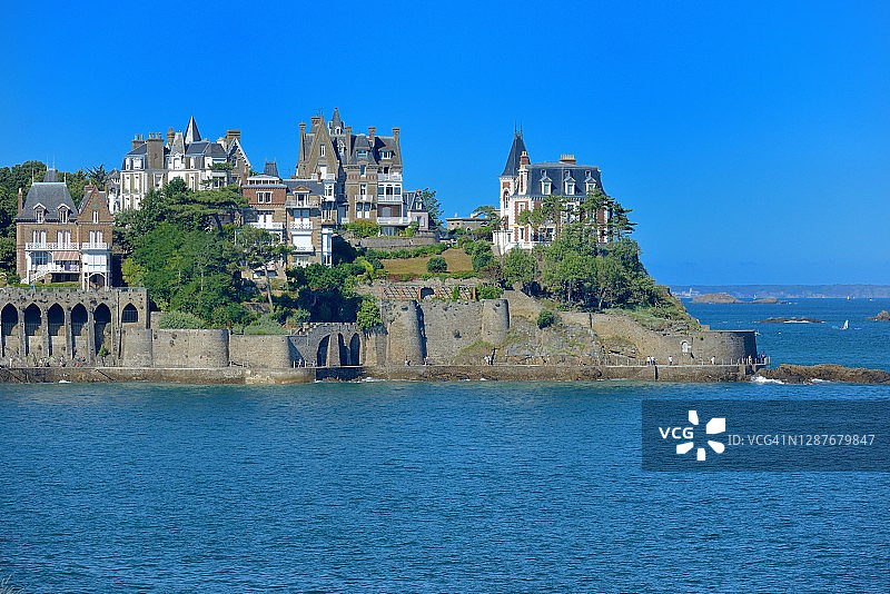 迪纳尔：古老的别墅和马卢因半岛图片素材