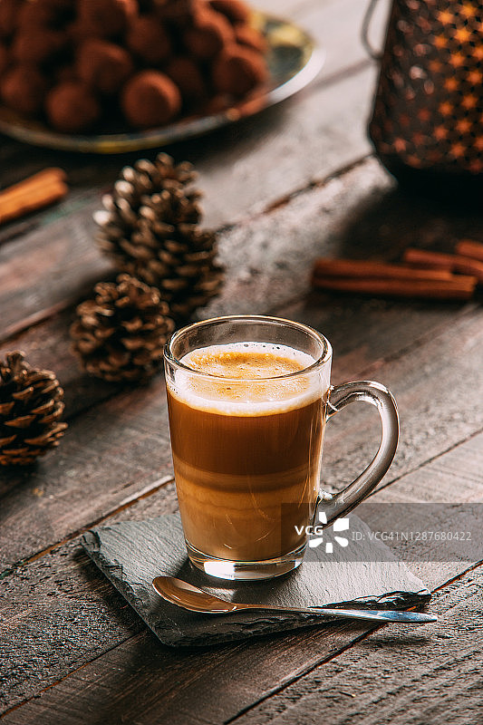 乡村木桌上的拿铁咖啡图片素材