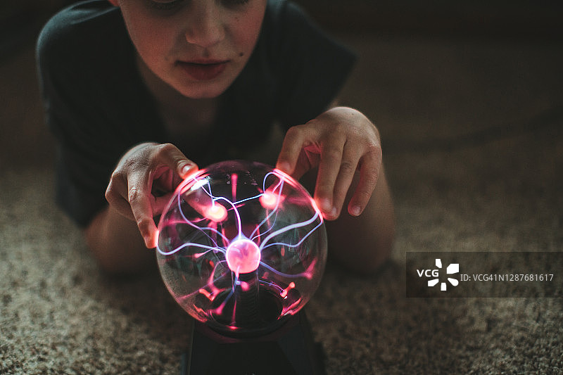 玩等离子灯的男孩图片素材