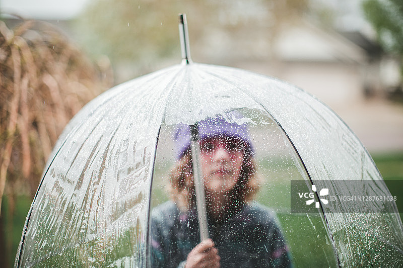 伞下的女孩图片素材