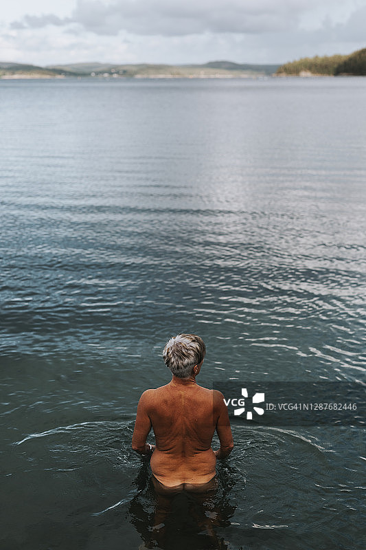 女人站在海里图片素材