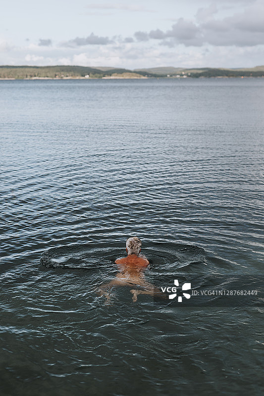 女子在海中游泳图片素材