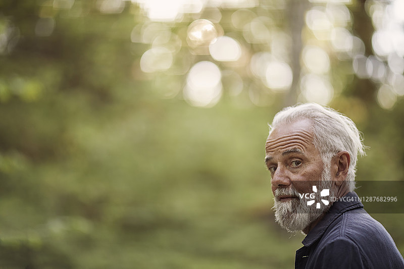 年长的男人看着镜头图片素材