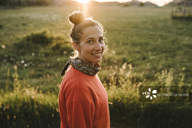 微笑的女人看着相机图片素材