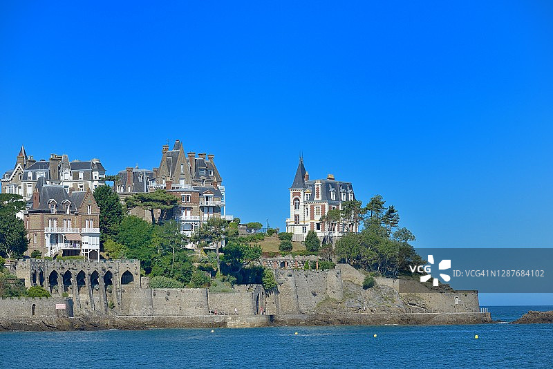 迪纳尔：古老的别墅和马卢因半岛图片素材